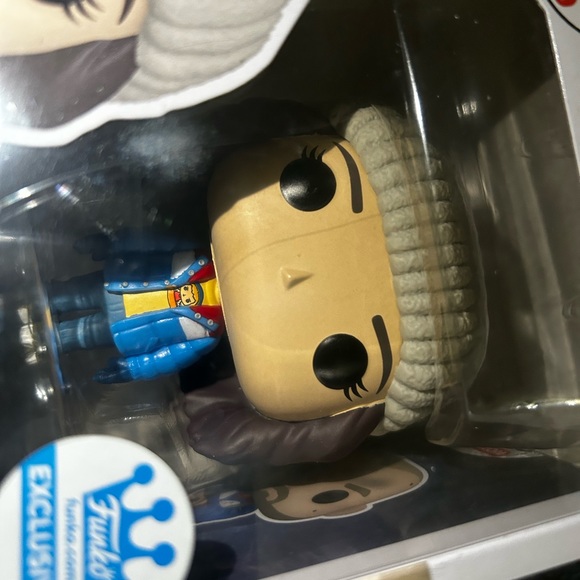 Joyce and Hopper 2 Pack exclusive Funko Pop Lot + Protector - Picture 2 of 10